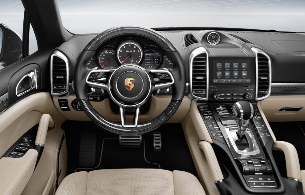 Equipaggiamento: la Porsche Macan è dotata, tra l'altro, di sedili comfort con regolazione elettrica a otto vie sul lato guida, pannelli centrali dei sedili in Alcantara e Communication Management di ultima generazione.