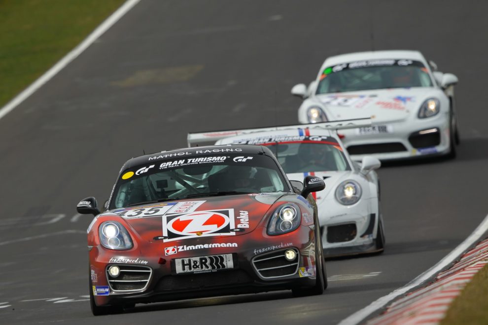 Packendes Rennen: Ivan Jacoma fuhr mit seinem Teamkollegen Claudius Karch im Porsche Cayman S (vorn) zum Sieg in der Klasse V6.