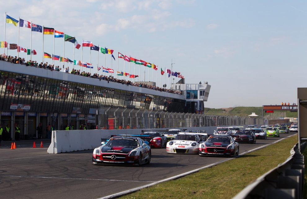 Second start of the split race at Zandvoort: The two Swiss Hofor-Mercedes and the later winning Herberth-Porsche dash into the lead.