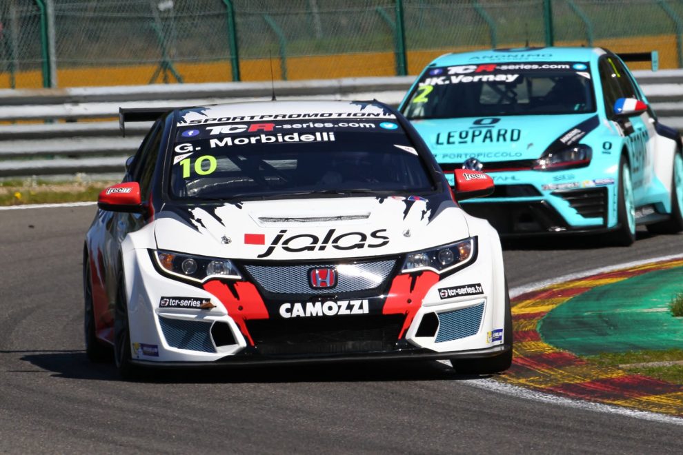 Deux voitures de pointe pour les Suisses : Gianni Morbidelli dans l'une des trois WestCoast-Honda devant la VW Golf du coéquipier de Comini, Vernay, récemment victorieuse à Spa.