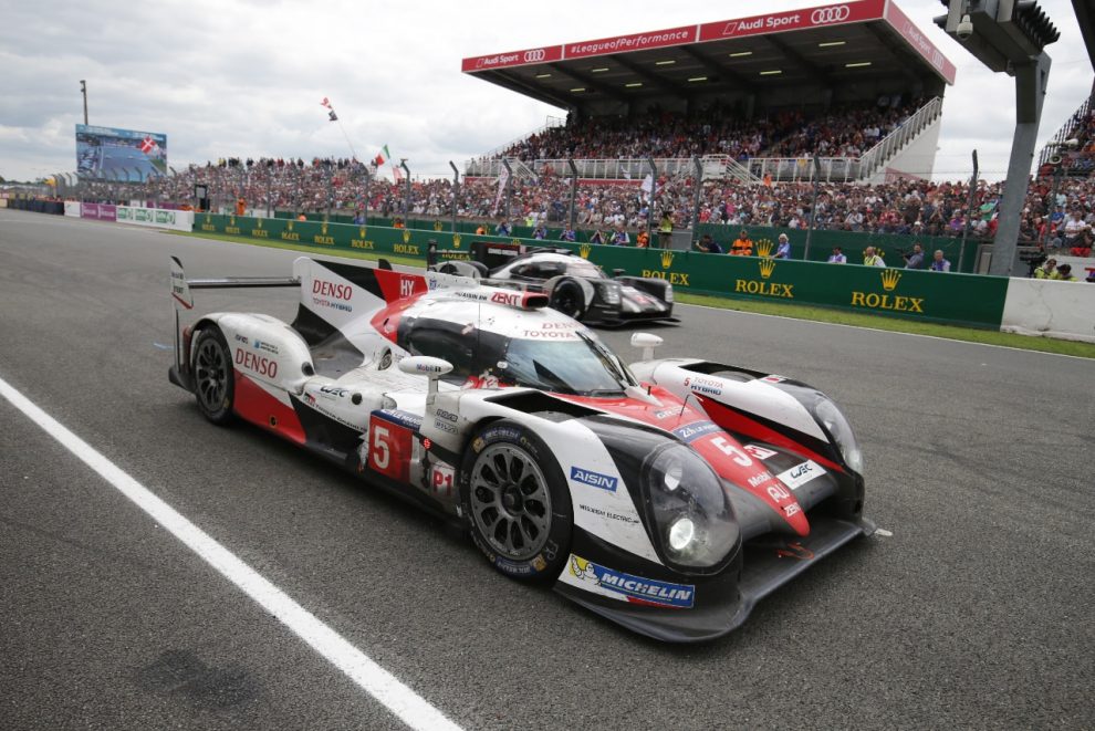 Finale storico: la Toyota è in piedi sul lato, mentre dietro di essa Neel Jani sulla Porsche guida verso quella che alla fine è stata una vittoria a sorpresa.