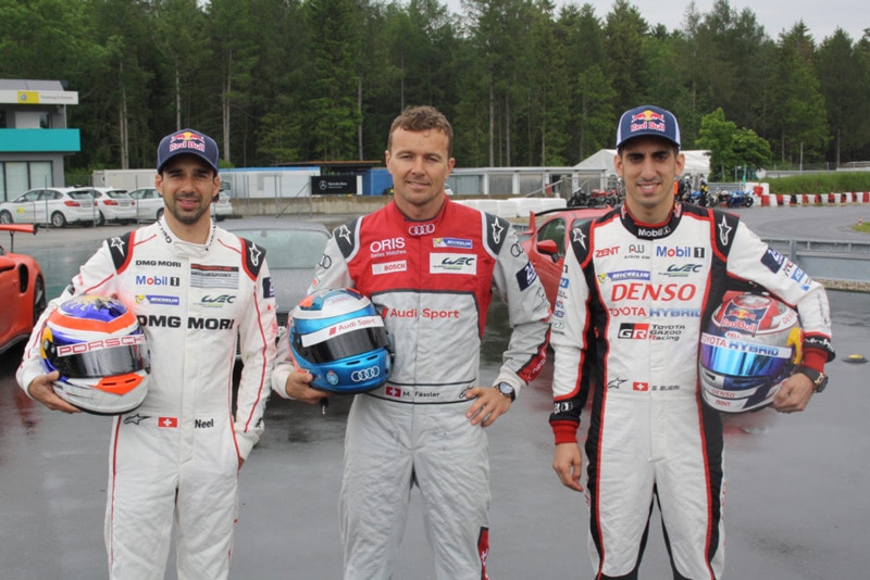 Ospite d'onore: il pilota di casa Neel Jani (a sinistra) risponde alle domande del pubblico dopo la sua vittoria. Oltre al pilota Porsche, anche Marcel Fässler (al centro) e Sébastien Buemi hanno lottato per il titolo a Le Mans.