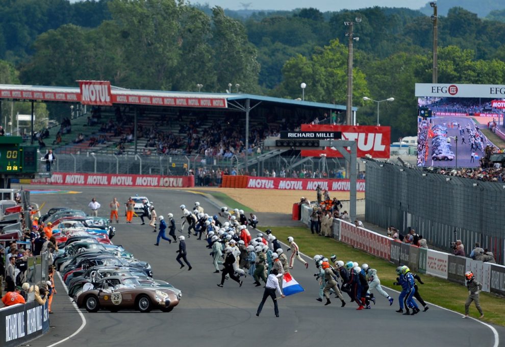 Lived memories: For the fields of older racing cars, there is the typical Le Mans start, with which the formation lap begins. 