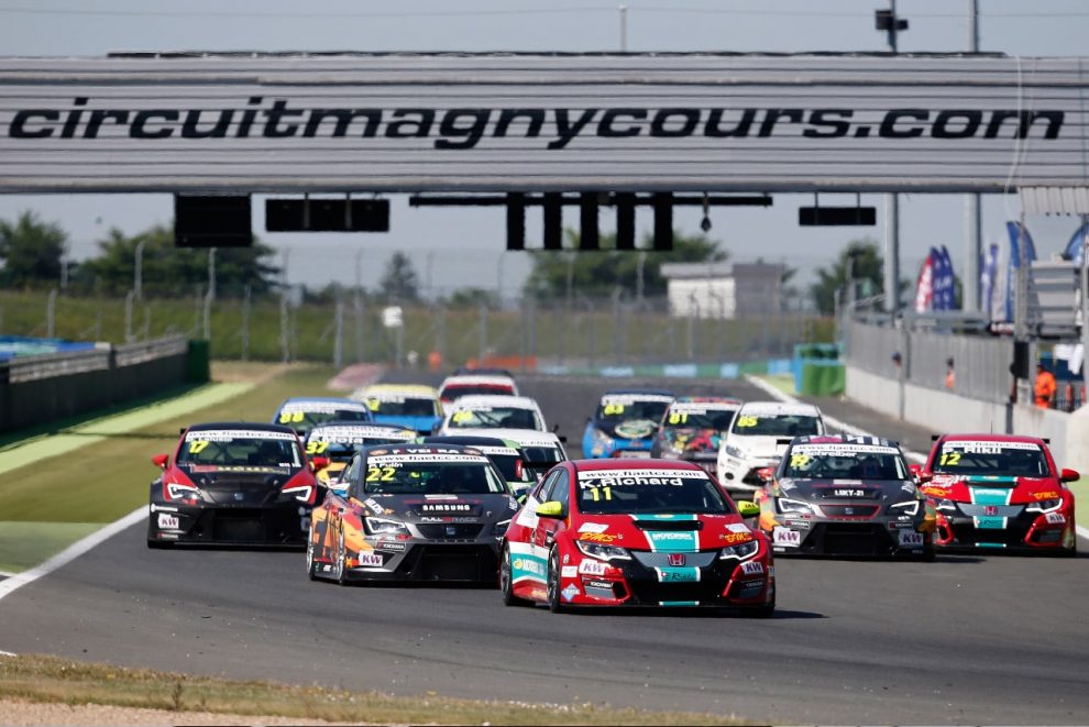 Start zum ersten Lauf in Magny-Cours: Richard geht im roten Honda Civic gleich vor Petr Fulins Seat Leon in Führung, die er daraufhin verspielt. 