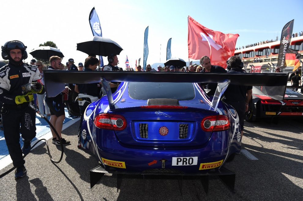 Emil Frey Racing zeigt Flagge: Die Safenwiler Raubkatze ist in Belgien nicht mehr allein, erstmals bringt das Schweizer Team zwei Jaguar G3 an den Start.