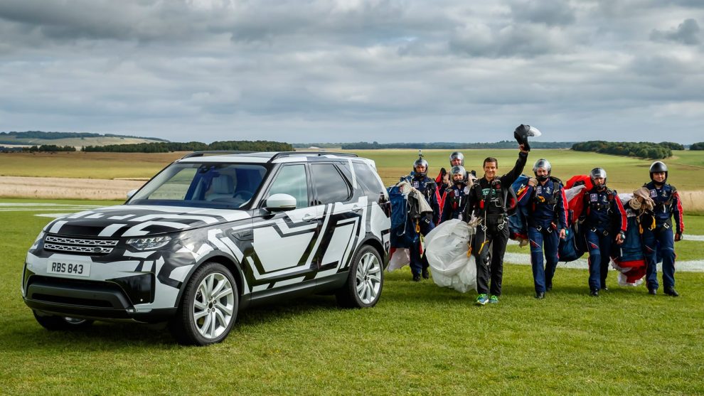 Une fois l'atterrissage réussi, une récompense spéciale attend Bear Grylls et ses six compagnons d'aventure : un tour dans le prototype Land RoverDiscovery encore camouflé. 