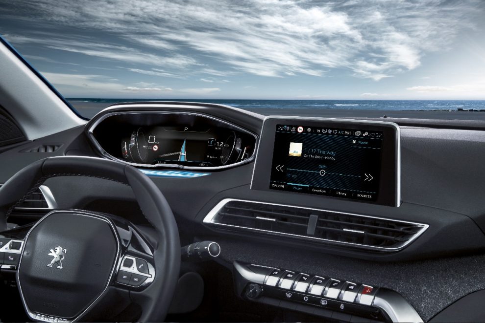 Armaturen: Im neuen Peugeot 5008 ist Konnektivität mit der Funktion Mirror Screen und dem vernetzten 3-D-Navigationssystem NAC eine Ausstattung, die das Leben im und mit dem Auto bequem macht. 