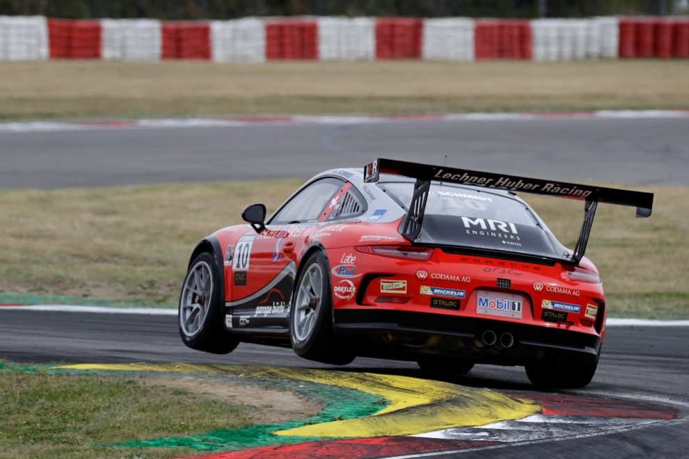 A caccia di un podio al Nürburgring: Jeffrey Schmidt non è riuscito a sfruttare al meglio la sua pole position nella Porsche Carrera Cup, ma è ora pienamente motivato per la gara di casa di ottobre a Hockenheim dopo il secondo posto.