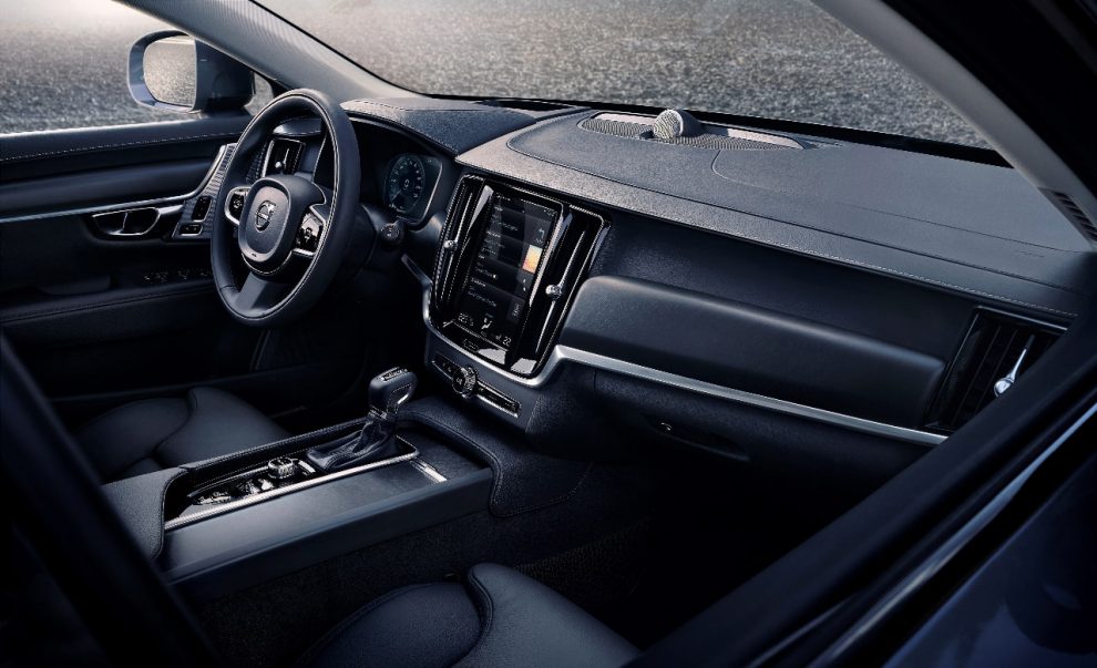 Inside, the Volvo V90 Cross Country is just as distinguished as its civilian siblings, the S90 and V90: The unusually empty cockpit with its unconventional vertical touchscreen remains.