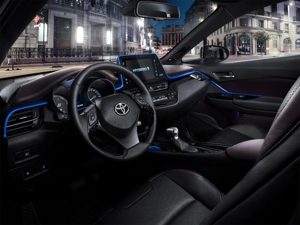 Équipement : l'intérieur aéré du Toyota C-HR est habillé de cuir noir avec des accents bleus. Le volant chauffant, la climatisation bizone ainsi que le volant et les sièges chauffants assurent un grand confort. 