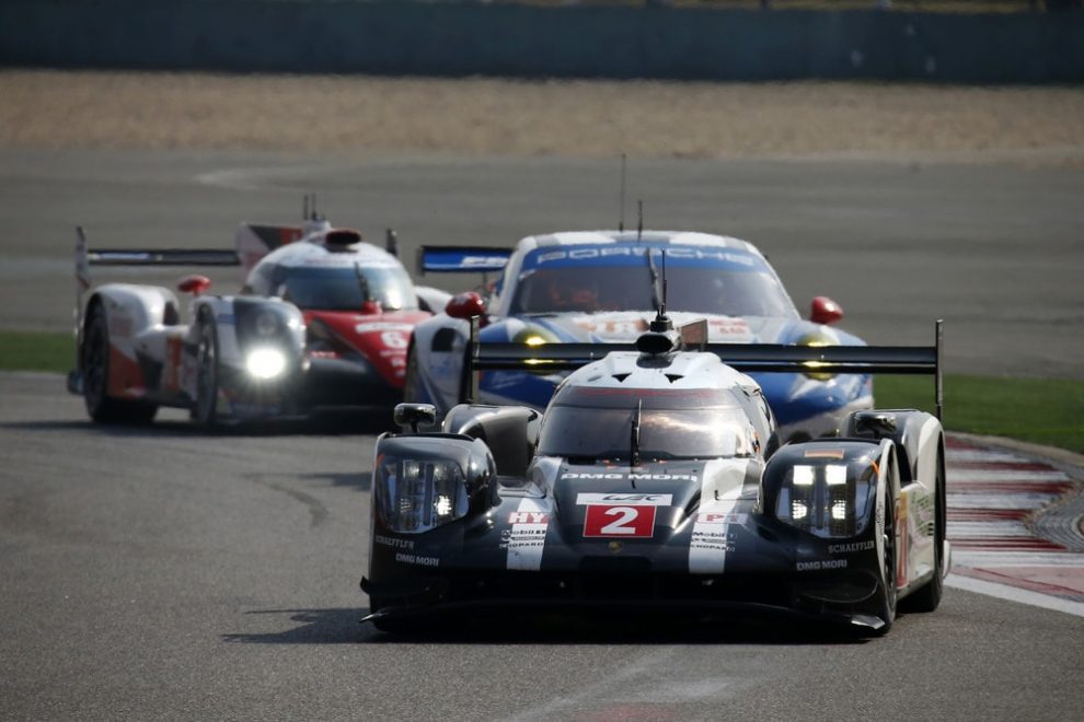 Escape towards the world championship title: Neel Jani is chased and later overtaken by the number 6 Toyota of Kamui Kobayashi in the final phase. The latter can still challenge him for the title.