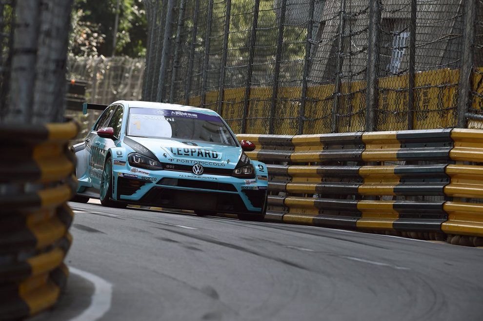 Canale di guardia del Circuito di Guia: nelle prove, Stefano Comini si prepara per le gare finali del TCR di domenica con la VW Golf.