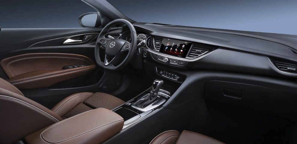 Intérieur : Le cockpit de l'Insignia Grand Sport, orienté vers le conducteur, montre clairement la philosophie de design de la marque. Le tableau de bord, avec sa surface finement structurée, est résolument horizontal.