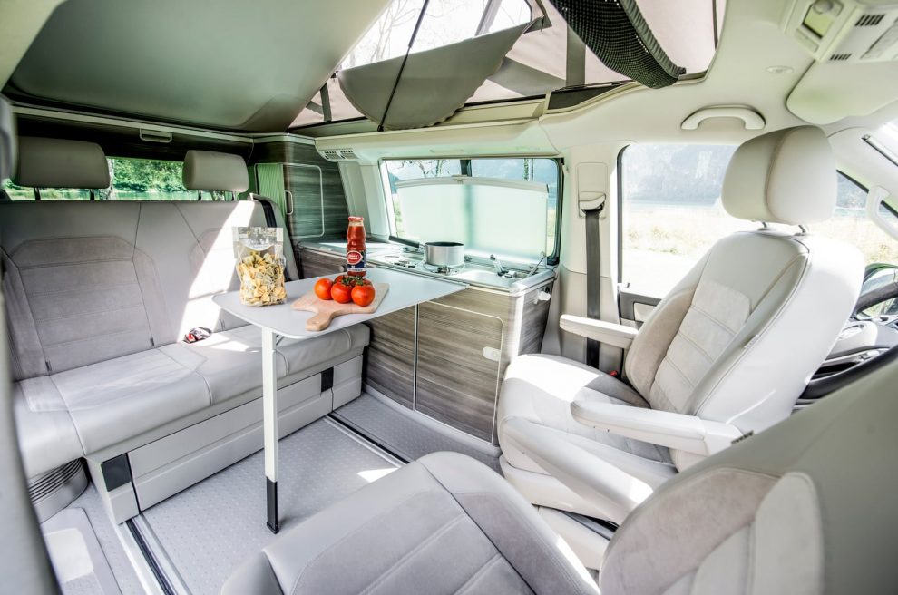 Ideal für Familienferien: Mit dem rollenden Zuhause kann man Europa mit einem VW-Camper kostengünstig und wetterunabhängig entdecken. Zur Auswahl stehen die Ausstattungslinien Premium, Deluxe und Budget.