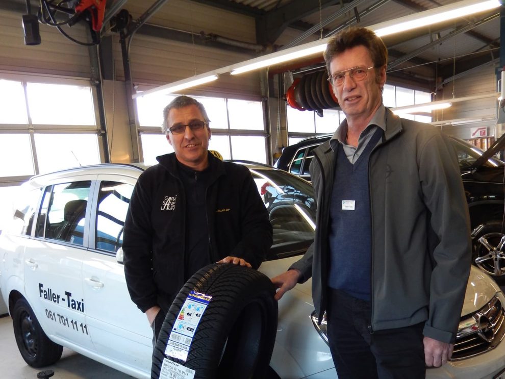 Urs Saner from Premio and Dieter Faller from Faller Taxi GmbH Arlesheim: The tires are waiting to be mounted on the Opel Zafira.