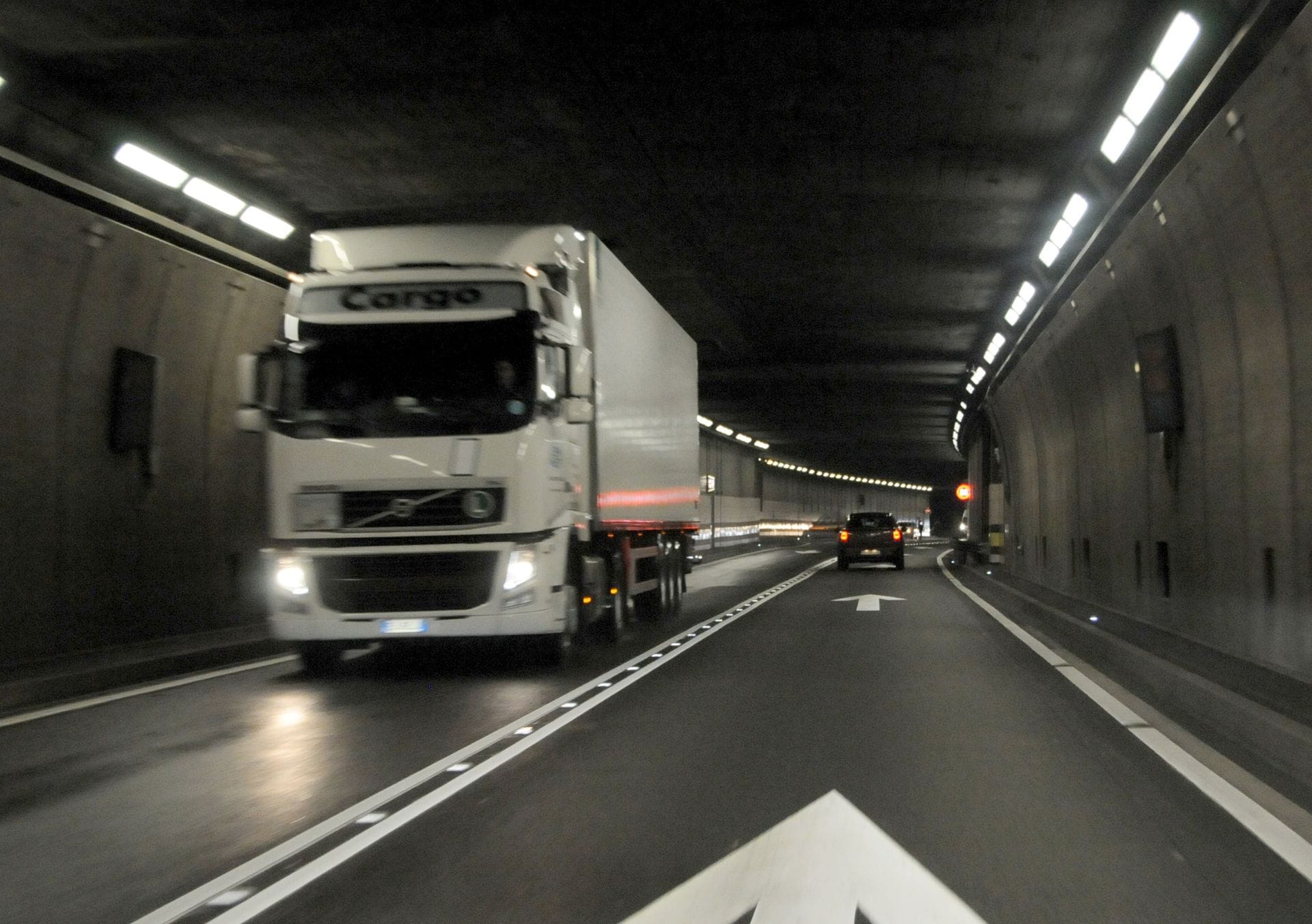 Lastwagenverkehr durch den Gotthard