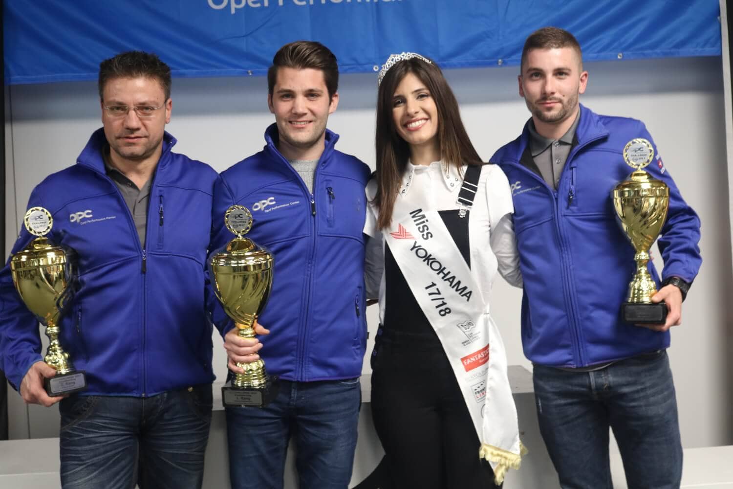 Miss Yokohama Mariangela Logozzo con i migliori tre piloti dell'OPC Challenge 2017 (da sinistra): Fabio Gubitosi (2°), Thierry Kilchenmann (1°) ed Elio Barbezat (3°).