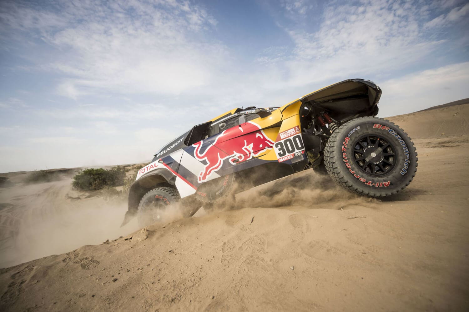 Stéphane Peterhansel scala una delle innumerevoli dune del 40° Rally Dakar con la Peugeot 3008DKR Maxi.