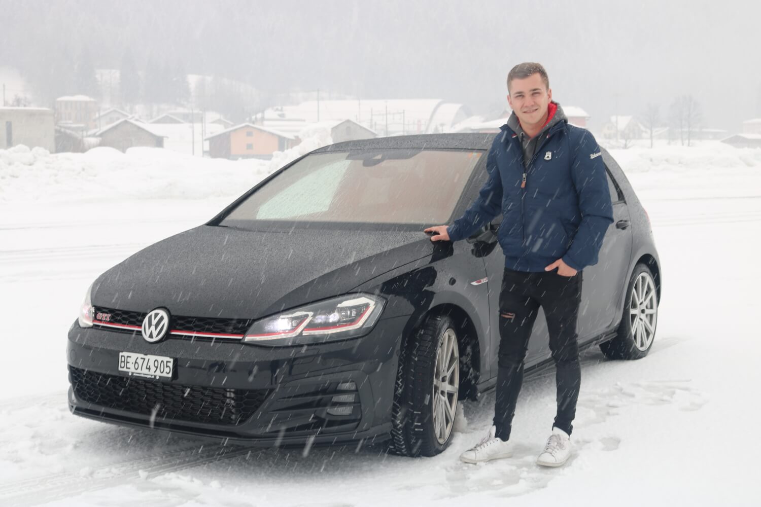 Florian Thoma avec son nouveau véhicule de service, une VW Golf GTI, lors de la remise officielle le 1er février à Ambri.