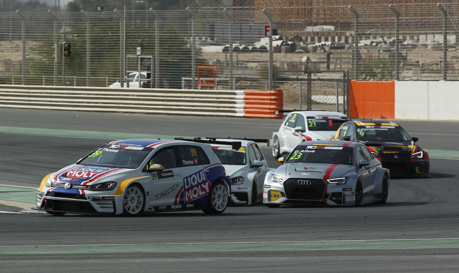 Florian Thoma mène la VW Golf GTI TCR d'Engstler Motorsport dans la deuxième course du TCR Middle East à Dubaï.