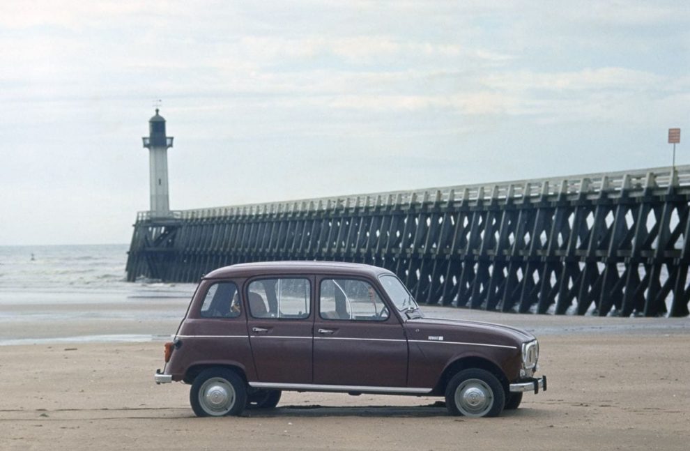 I fan della R4 devono tenere d'occhio i social media Renault il 4 e il 14 di ogni mese.