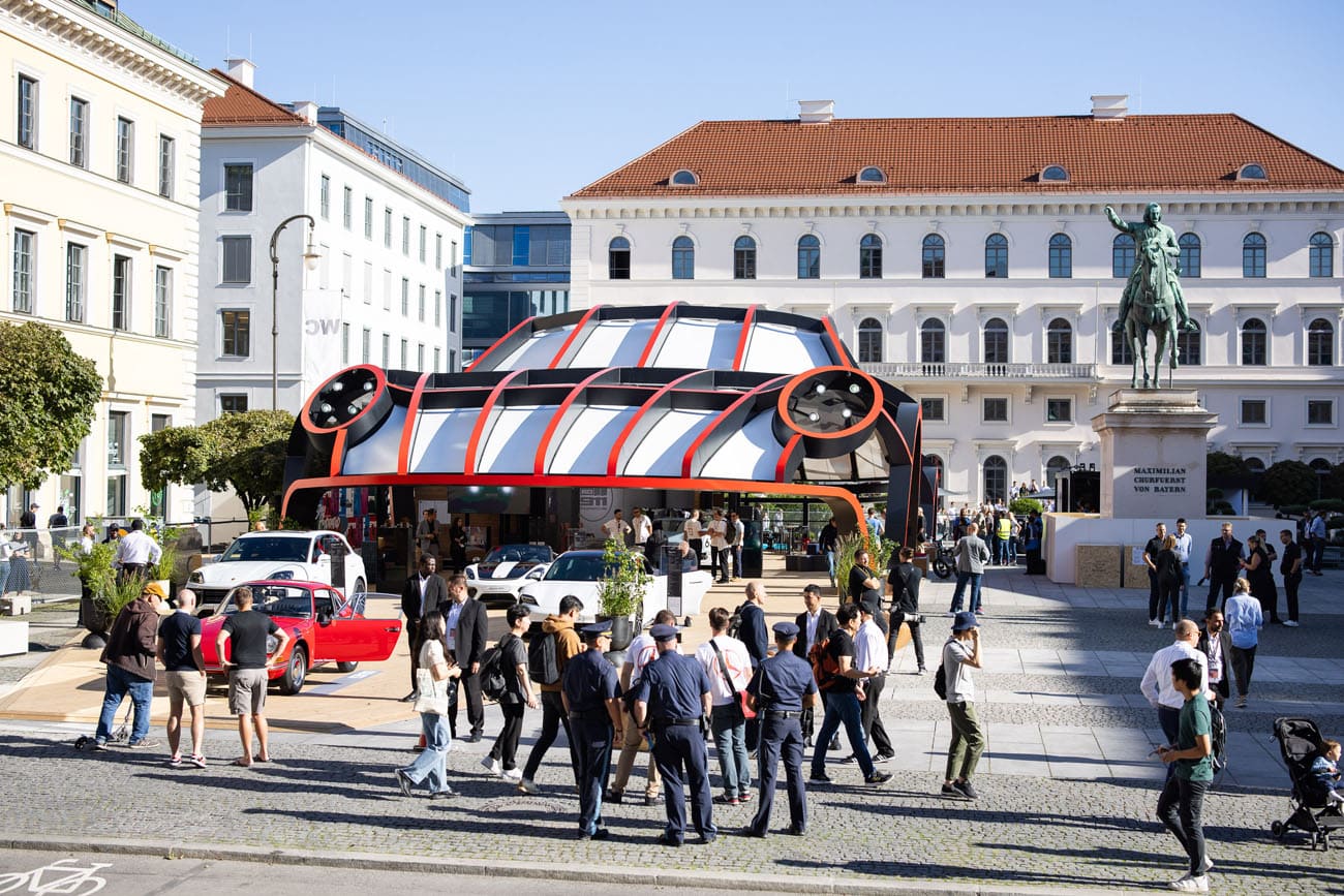 Statua Porsche IAA Mobilità